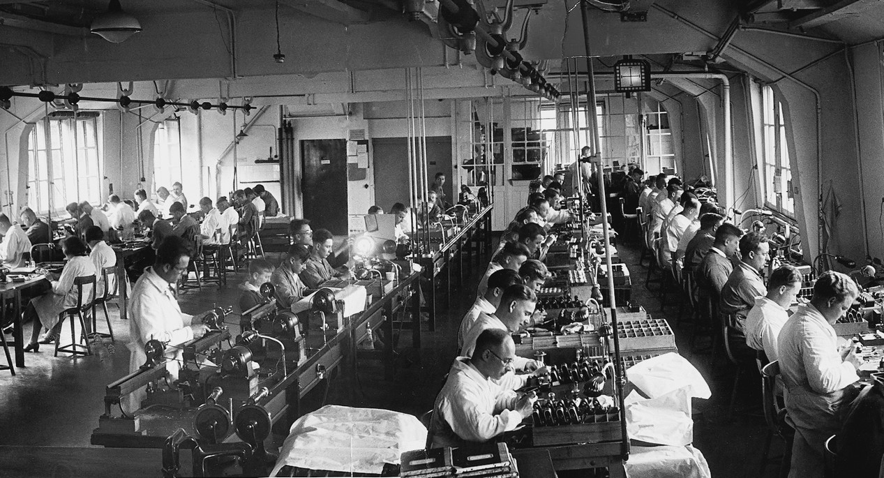 L'usine Leica dans les années 1920 en Allemagne avec des ouvriers qui assemblent manuellement les appareils photos argentiques
