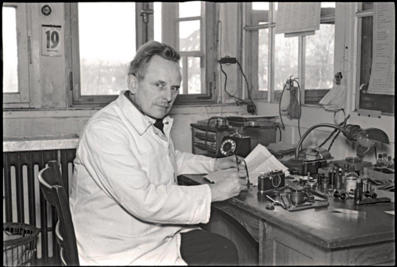 Le cofondateur de la marque allemande d'appareils photos de luxe LEICA : Oskar Barnack, dans son bureau en 1934.