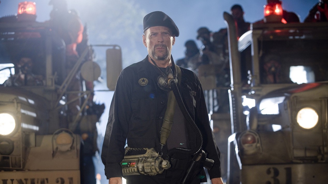 Bruce Willis habillé en officier militaire dans le film d'horreur de Robert Rodriguez : Planète Terreur.