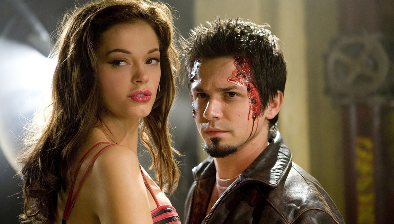 Rose McGowan et Freddy Rodriguez dans le film PLANETE TERREUR de Robert Rodriguez.