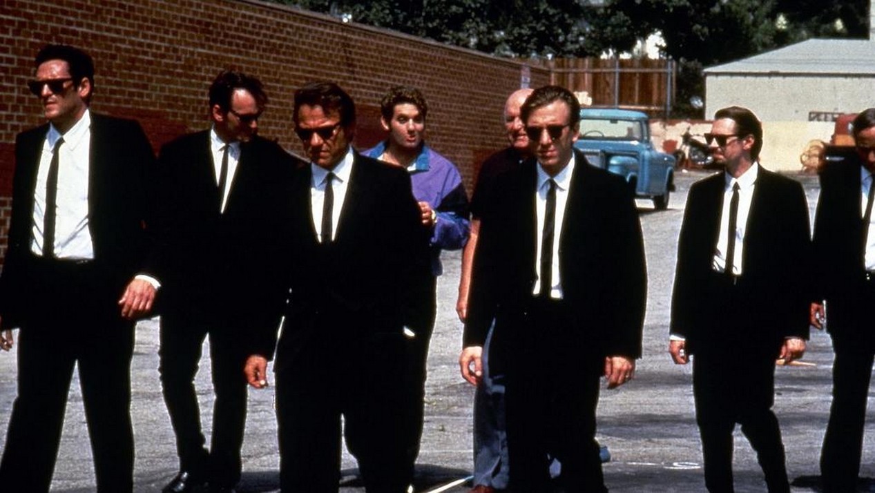 De gauche à droite : Michael Madsen (M. Blonde), Harvey Keitel (M. White/Larry), Steve Buscemi (M. Pink) et Tim Roth (M. Orange) dans le premier film de Quentin Tarantino : RESERVOIR DOGS sorti en 1992.