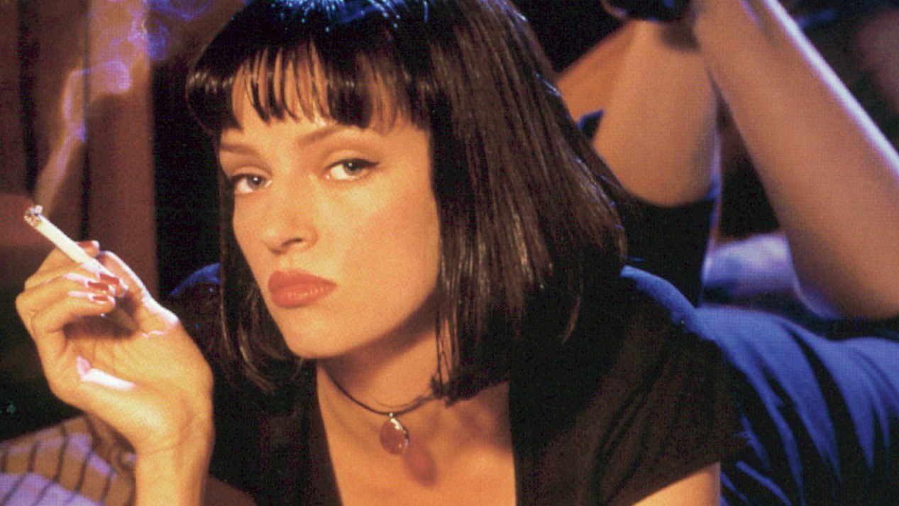 L'actrice Uma Thurman avec sa fameuse coupe brune au carré dans le film PULP FICTION