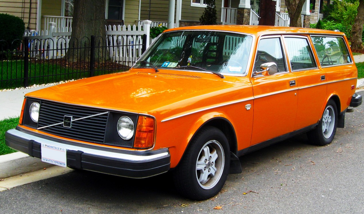 Volvo 240 break couleur orange pétante modèle 245 DL de 1975.