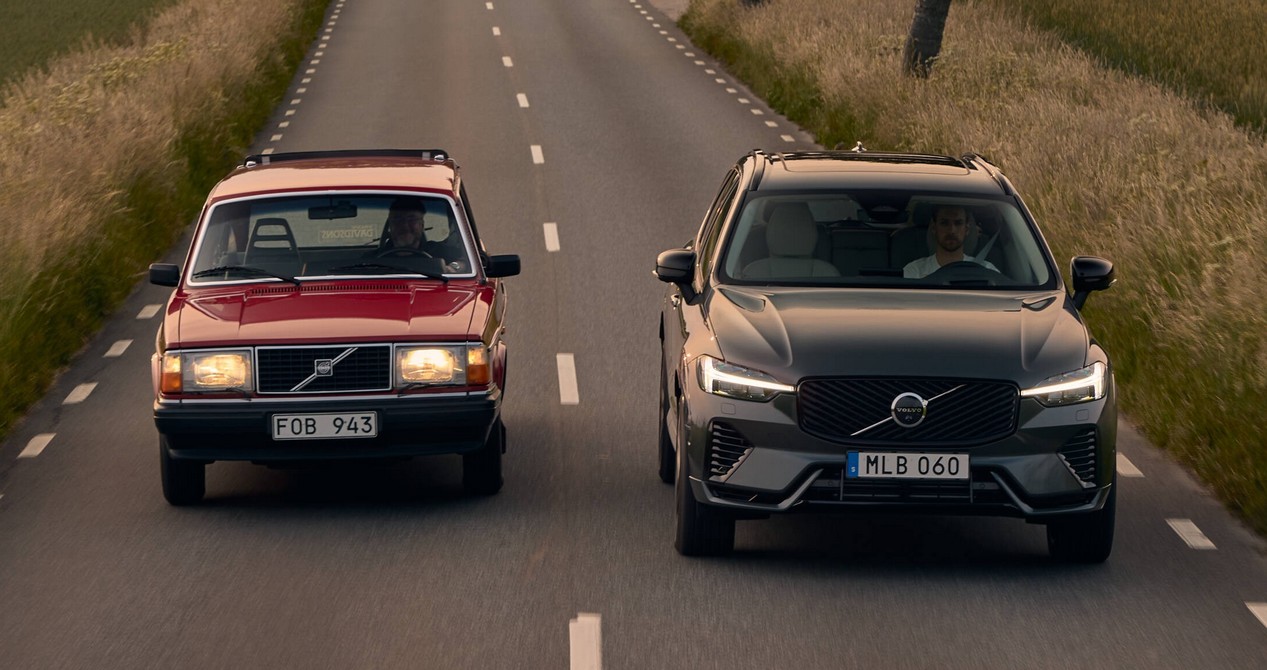 à gauche; la Volvo 240 et à droite : la Volvo XC60, qui devient la meilleure vente de la marque suédoise