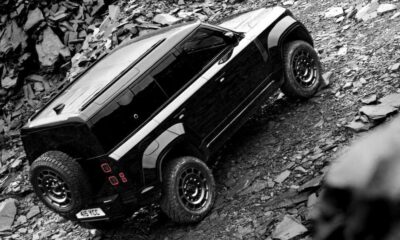 Nouveau Land Rover Octa Black modèle 2025 en franchissement couleur noire