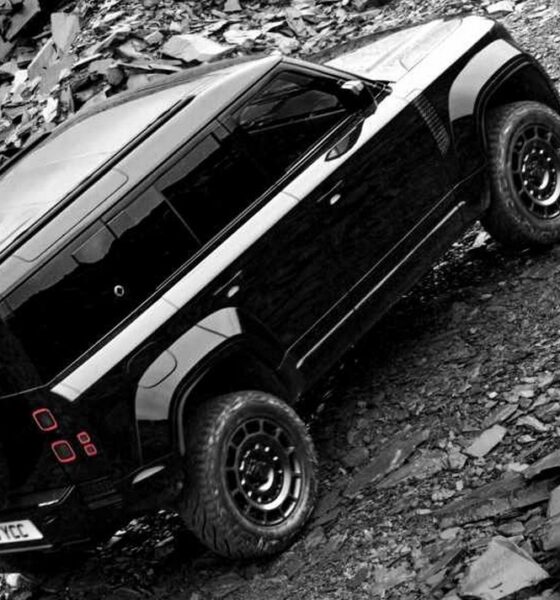 Nouveau Land Rover Octa Black modèle 2025 en franchissement couleur noire