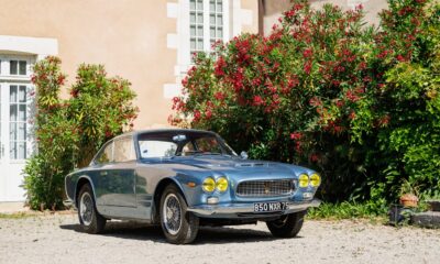 Voiture Maserati Sebring bleue de 1963 garée devant le château de Vernon