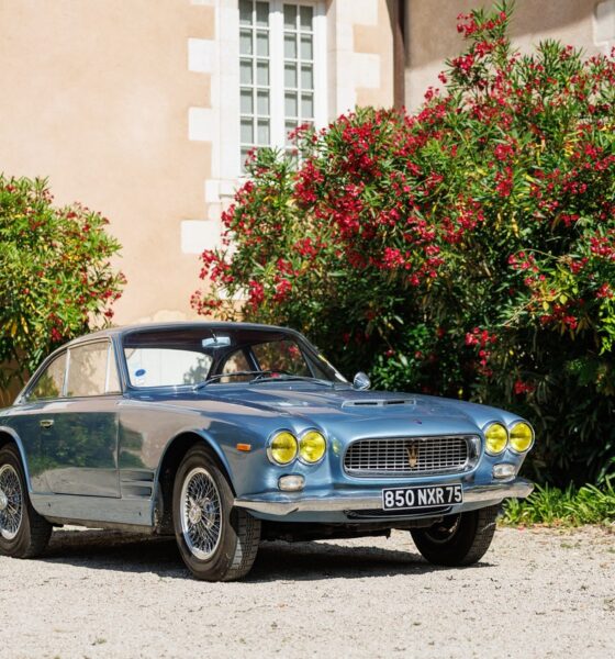 Voiture Maserati Sebring bleue de 1963 garée devant le château de Vernon