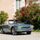Voiture Maserati Sebring bleue de 1963 garée devant le château de Vernon