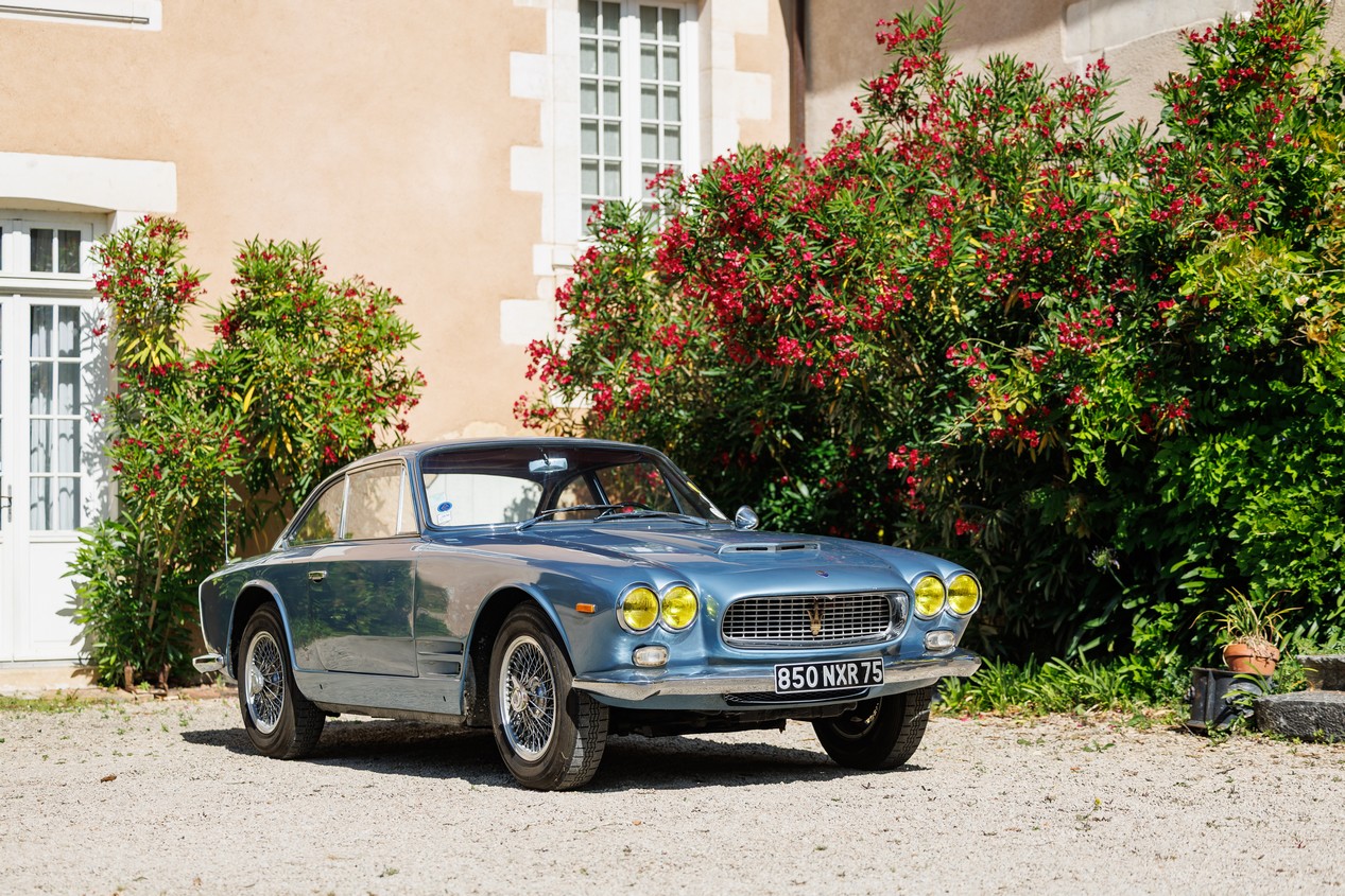 Voiture Maserati Sebring bleue de 1963 garée devant le château de Vernon