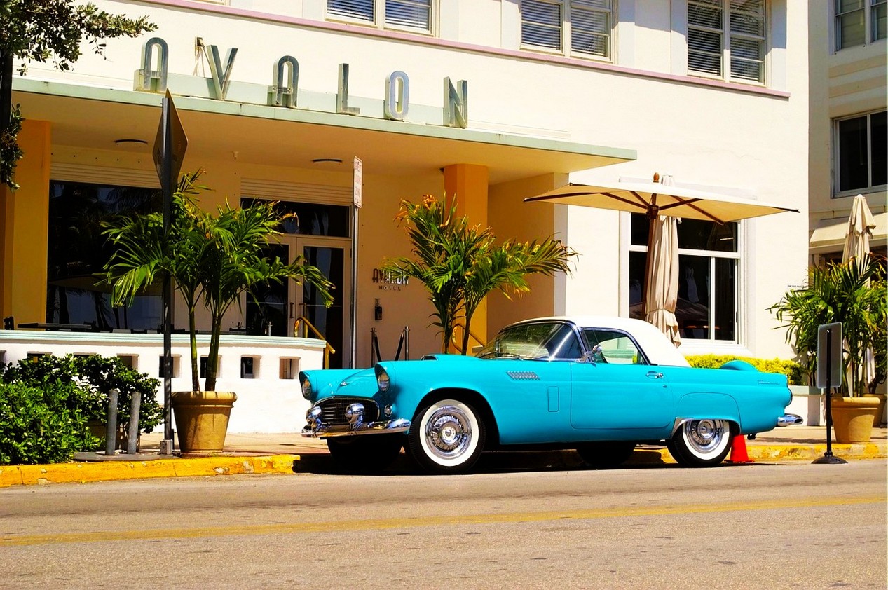 Belle voiture américaine bleue décapotable devant l'hôtel style art-déco AVALON à Miami