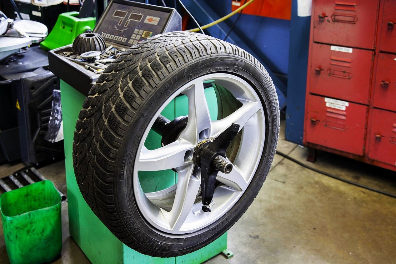 Pneu neuf au montage dans un garage