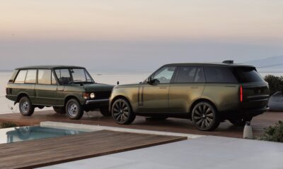 Deux automobiles Range Rover à Mykonos : le modèle de 1970 et celui de 2025