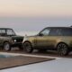 Deux automobiles Range Rover à Mykonos : le modèle de 1970 et celui de 2025