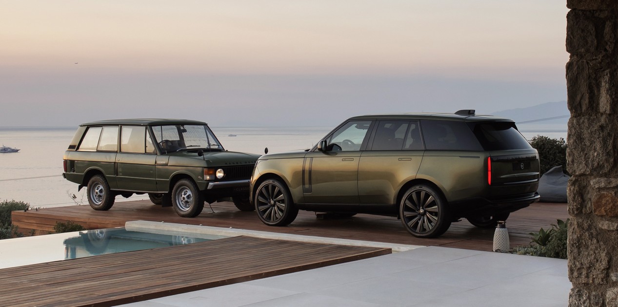 Deux automobiles Range Rover à Mykonos : le modèle de 1970 et celui de 2025