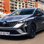 Renault Clio V grise de 2025 en train de rouler en ville