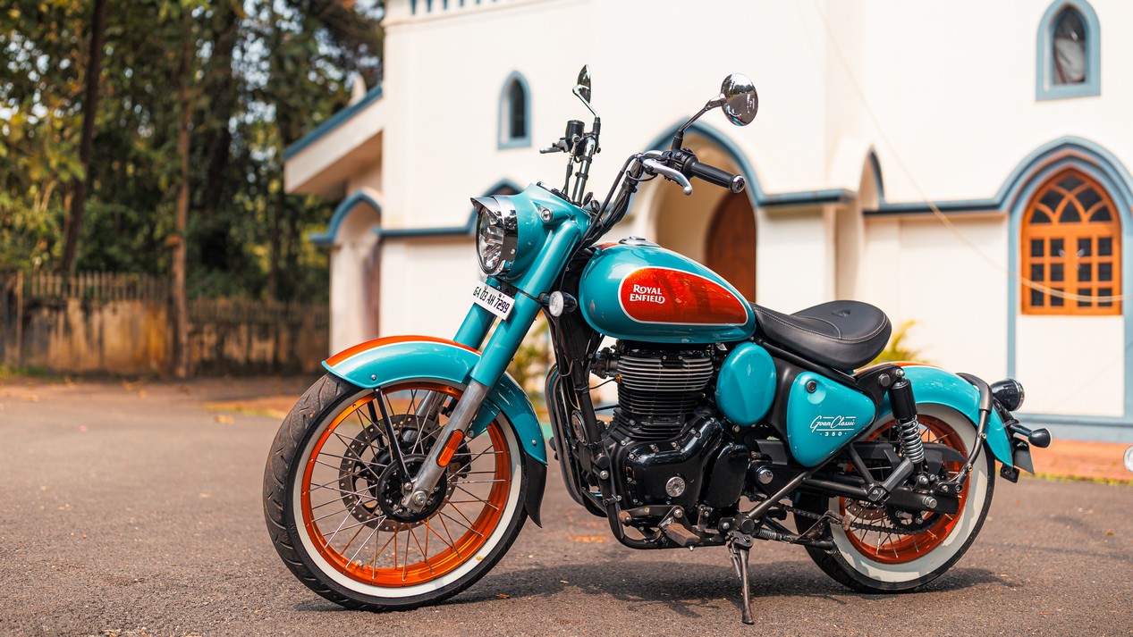 Moto vintage Royal Enfield Goan Classic 350 Trip Teal couleur bleue/orange/dorée/blanche.