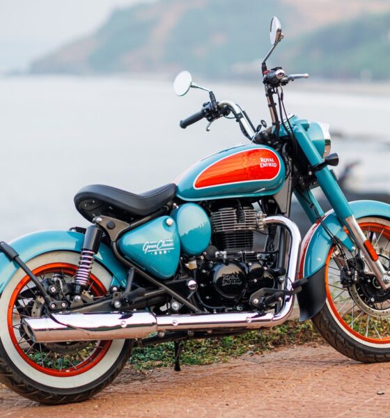 Moto vintage Royal Enfield Goan Classic 350 Trip Teal couleur orange et bleue modèle 2025