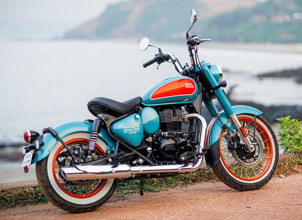 Moto vintage Royal Enfield Goan Classic 350 Trip Teal couleur orange et bleue modèle 2025