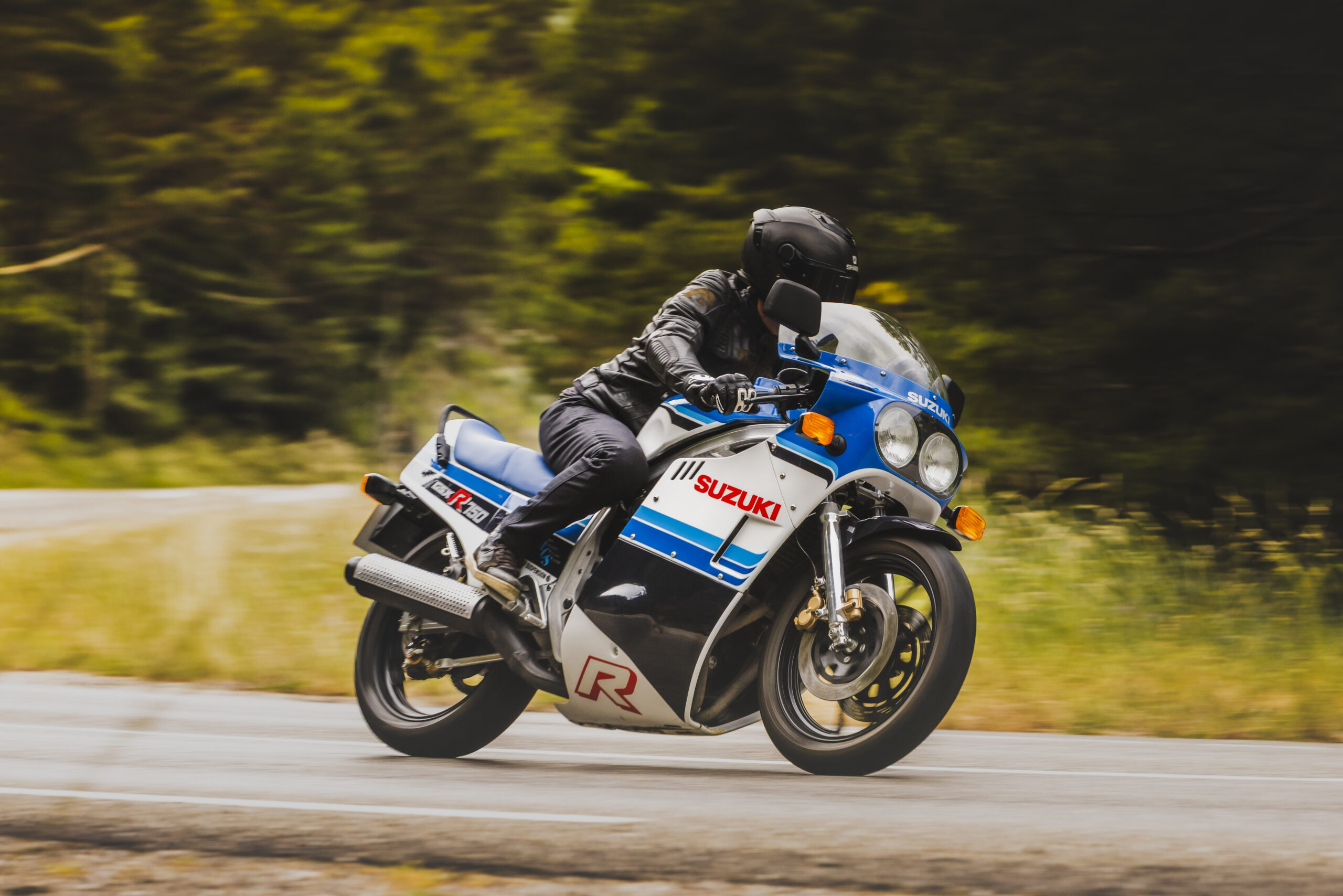 Moto Suzuki GSXR 750 cm3 de 1985 couleur bleue en train de rouler