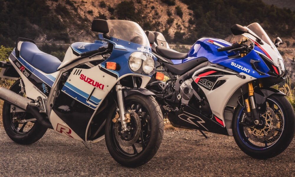Photo de 2 motos Suzuki GSXR; un modèle 750 de 1985 et un modèle 1000 de 2025 pour les 40 ans du modèle