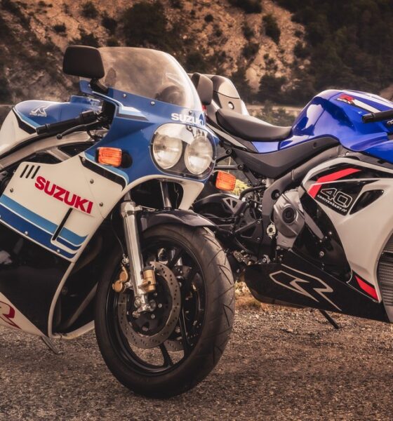 Photo de 2 motos Suzuki GSXR; un modèle 750 de 1985 et un modèle 1000 de 2025 pour les 40 ans du modèle