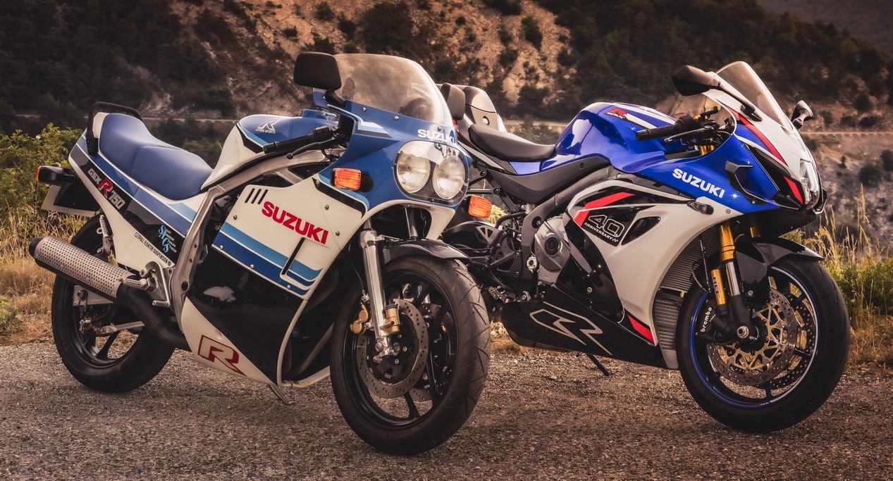 Photo de 2 motos Suzuki GSXR; un modèle 750 de 1985 et un modèle 1000 de 2025 pour les 40 ans du modèle