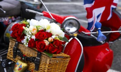 Vespa rouge avec un bouquet de roses rouges