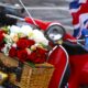 Vespa rouge avec un bouquet de roses rouges