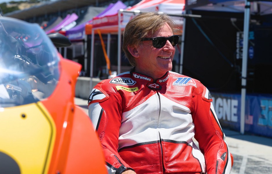 Le pilote de moto américain Wayne Rainey à côté de sa moto Yamaha XSR900 GP