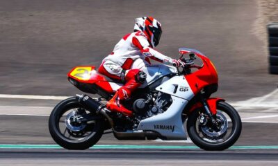 Le pilote de moto américain Wayne Rainey au guidon de la Yamaha XSR900 GP conçue spécialement pour lui.