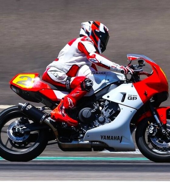 Le pilote de moto américain Wayne Rainey au guidon de la Yamaha XSR900 GP conçue spécialement pour lui.