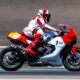 Le pilote de moto américain Wayne Rainey au guidon de la Yamaha XSR900 GP conçue spécialement pour lui.