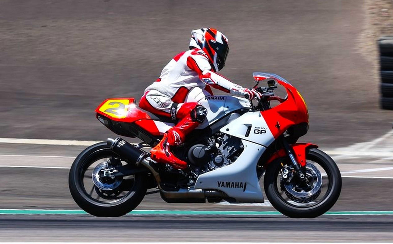 Le pilote de moto américain Wayne Rainey au guidon de la Yamaha XSR900 GP conçue spécialement pour lui.