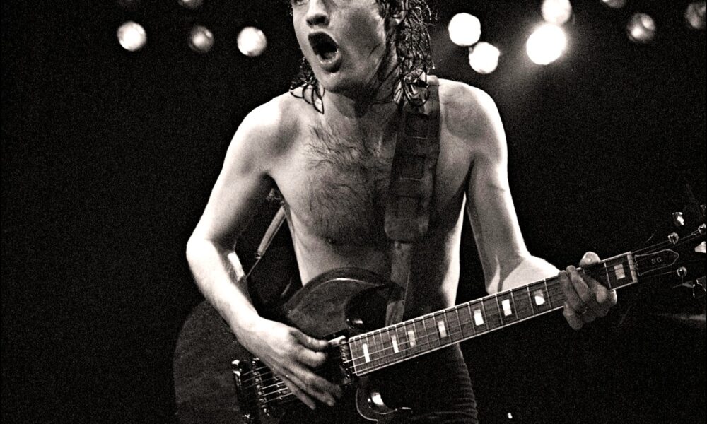 Angus Young, le co-fondateur et guitariste du groupe de rock australien AC/DC sur scène au Manchester Apollo en 1982