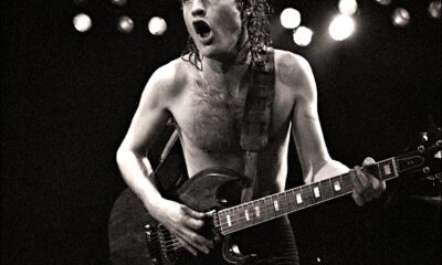 Angus Young, le co-fondateur et guitariste du groupe de rock australien AC/DC sur scène au Manchester Apollo en 1982