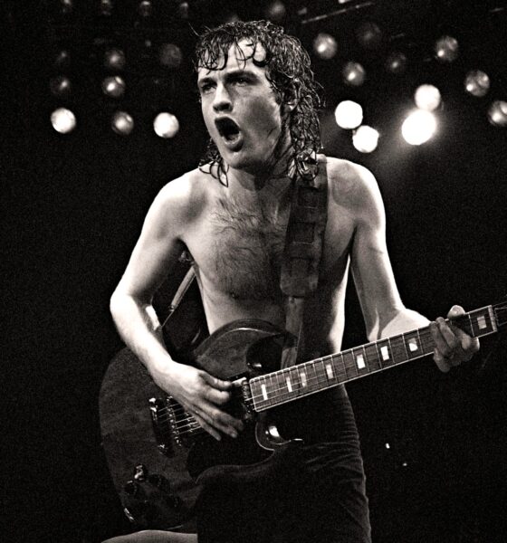 Angus Young, le co-fondateur et guitariste du groupe de rock australien AC/DC sur scène au Manchester Apollo en 1982
