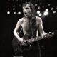 Angus Young, le co-fondateur et guitariste du groupe de rock australien AC/DC sur scène au Manchester Apollo en 1982