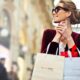 Femme faisant du shopping qui porte des boucles d'oreilles Créoles