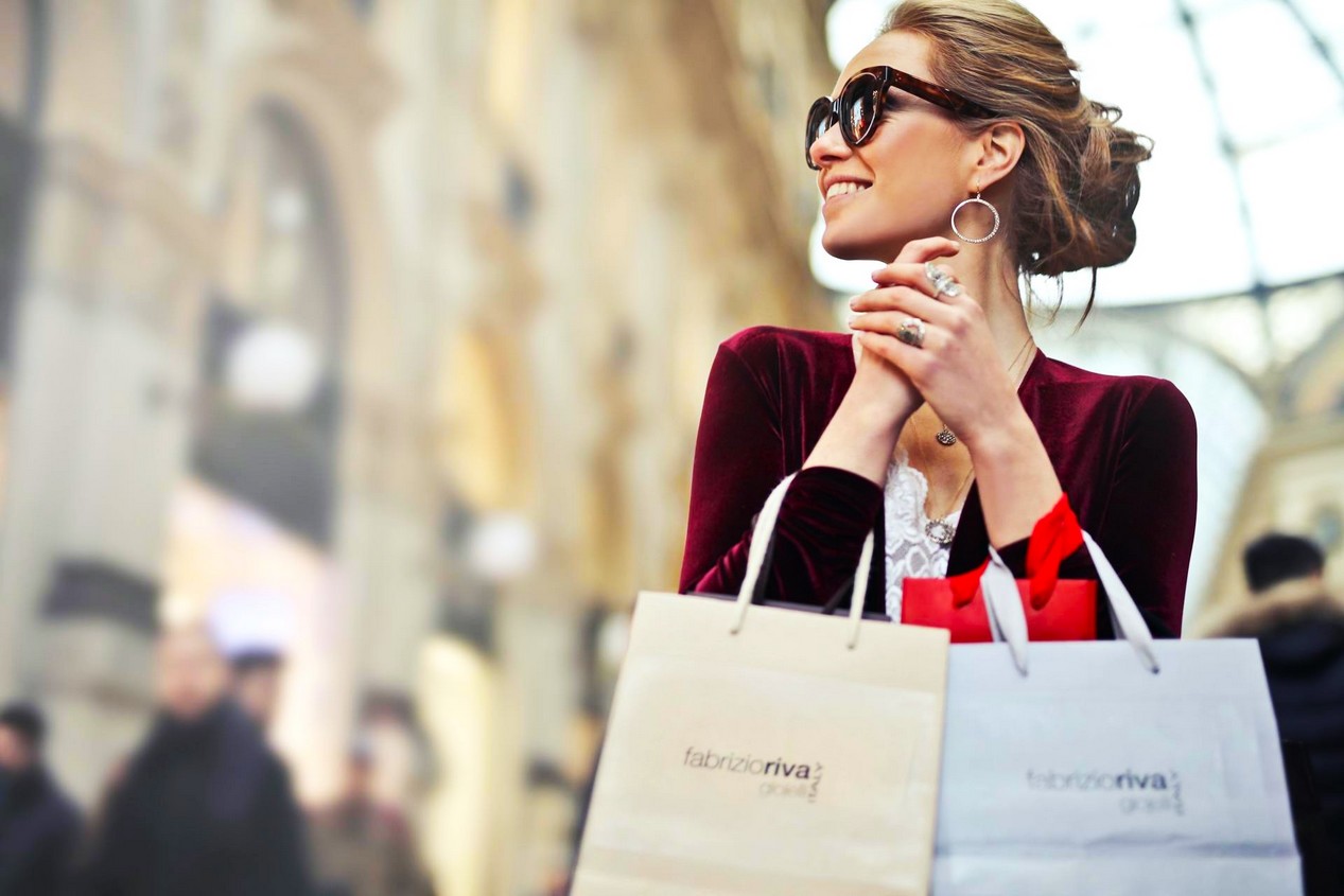 Femme faisant du shopping qui porte des boucles d'oreilles Créoles