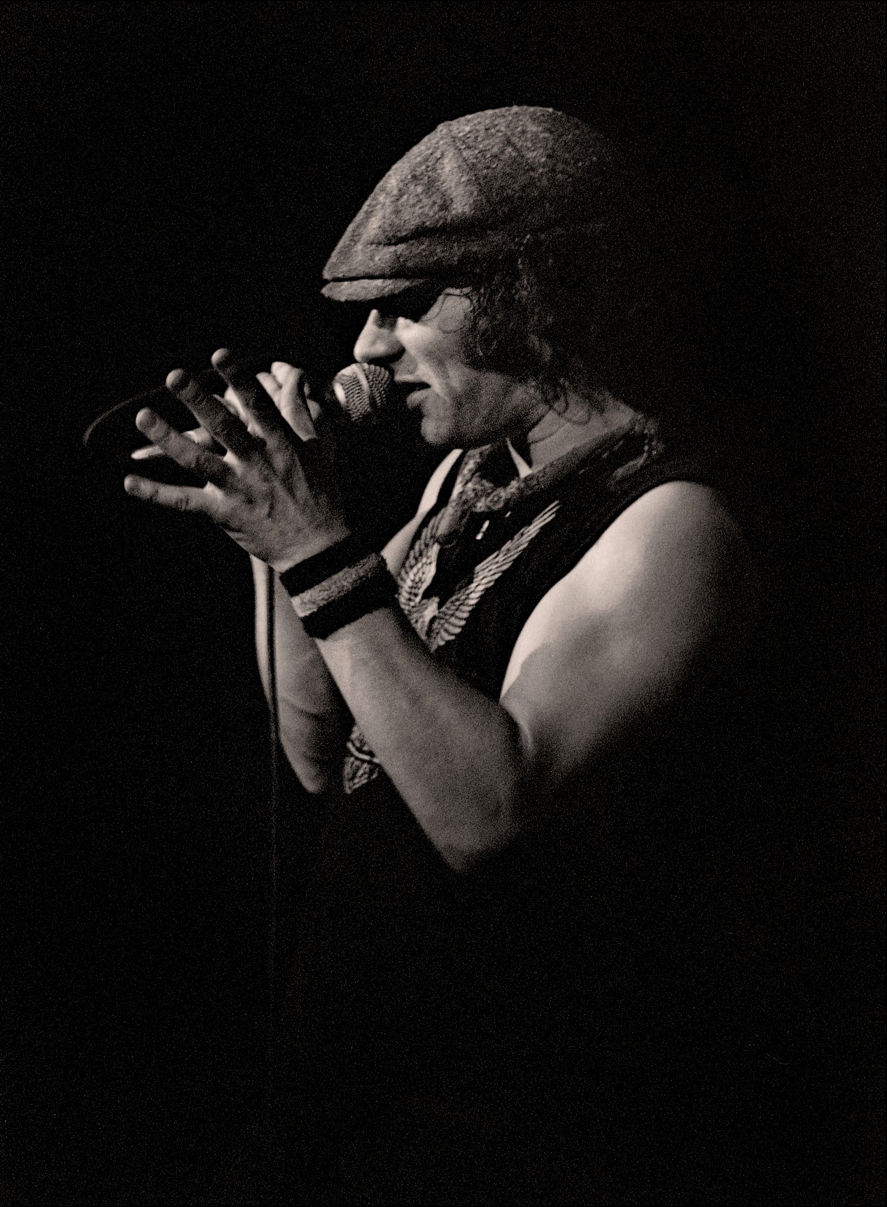 Le chanteur du groupe australien AC/DC Brian Johnson en 1982 sur scène au Manchester Apollo.