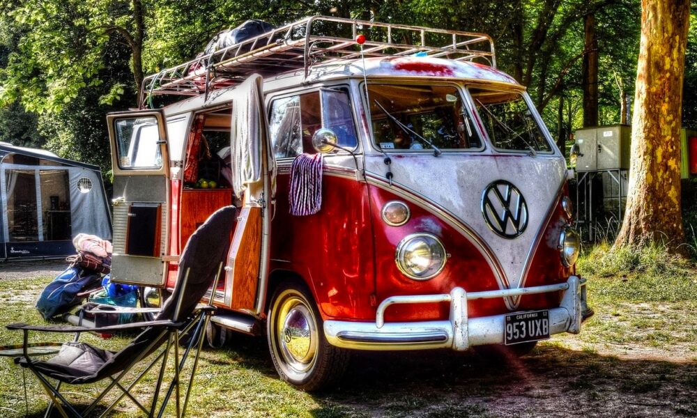 Combi Volkswagen rouge dans un camping