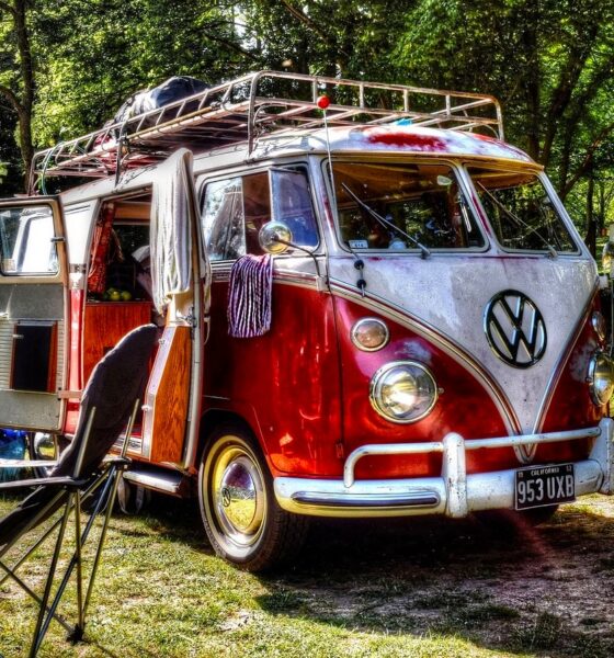 Combi Volkswagen rouge dans un camping