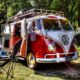 Combi Volkswagen rouge dans un camping