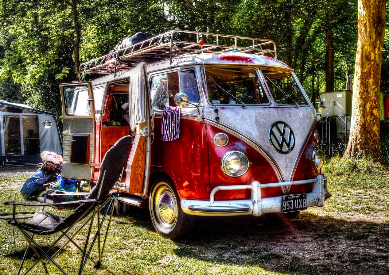 Combi Volkswagen rouge dans un camping