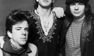 Stevie Ray Vaughan entouré de Chris Layton à gauche et Tommy Shannon à droite