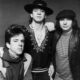 Stevie Ray Vaughan entouré de Chris Layton à gauche et Tommy Shannon à droite
