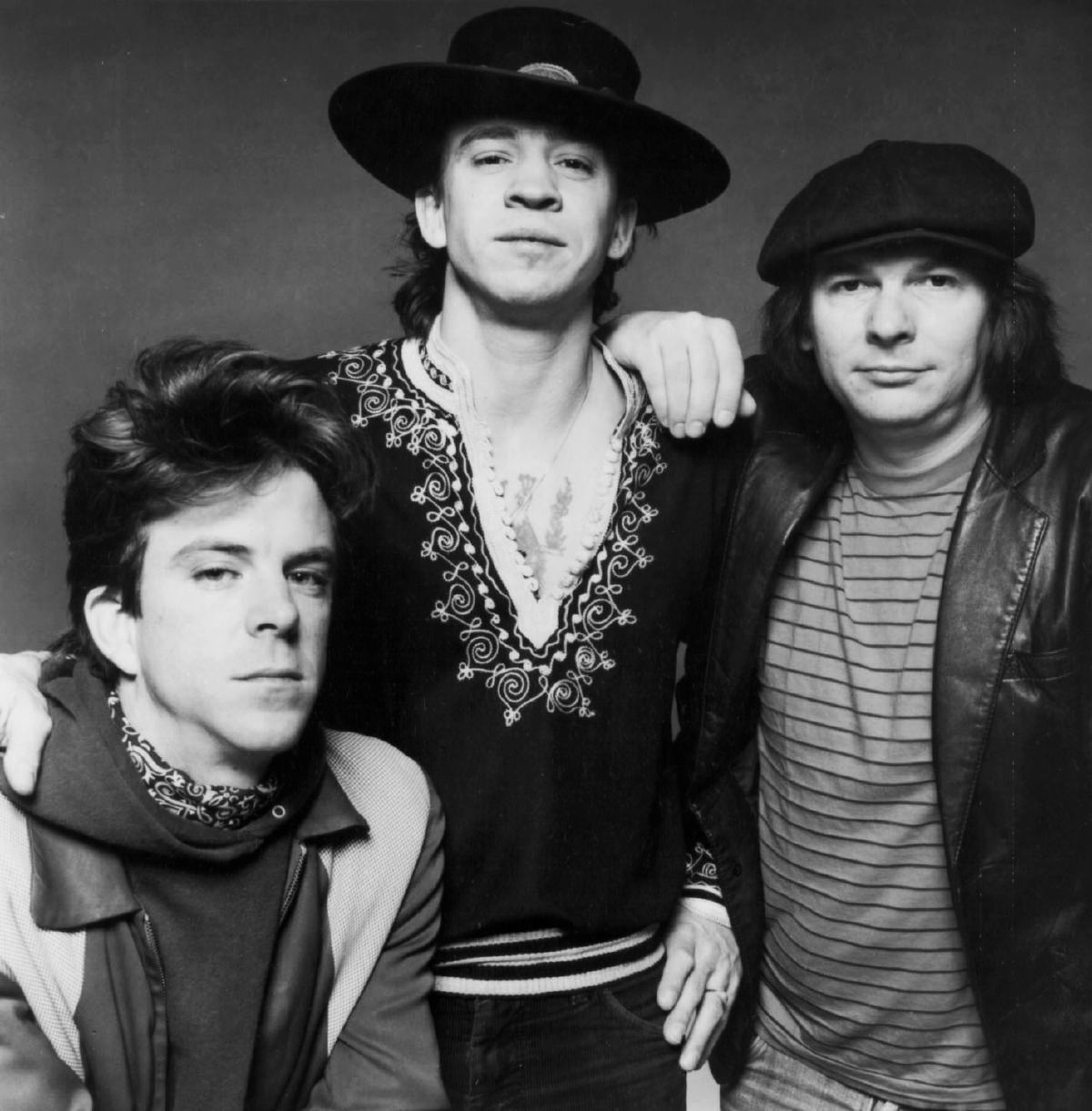 Stevie Ray Vaughan entouré de Chris Layton à gauche et Tommy Shannon à droite