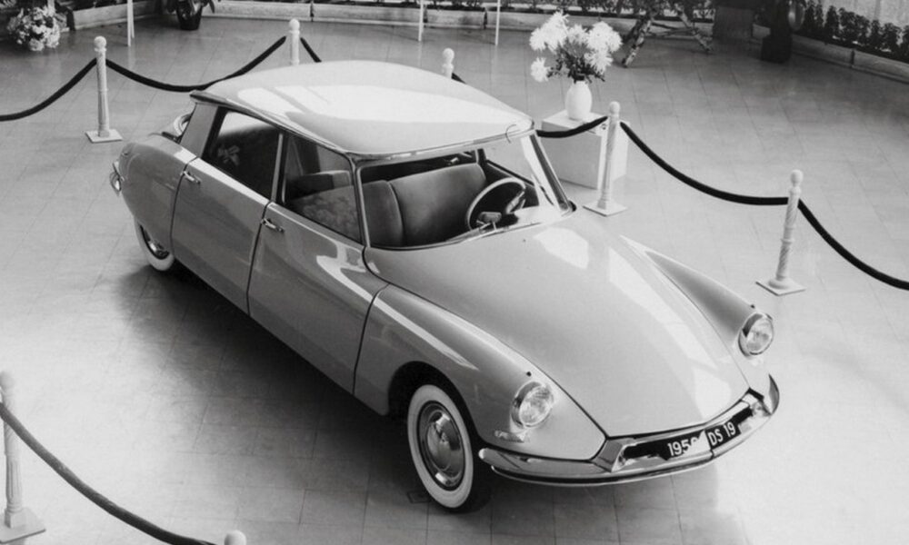 La nouvelle Citroën DS présentée au salon de l'auto de Paris en 1955 sur son stand de présentation
