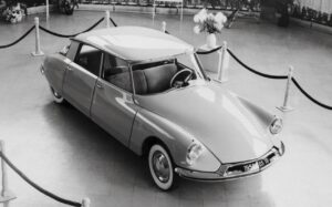 La nouvelle Citroën DS présentée au salon de l'auto de Paris en 1955 sur son stand de présentation